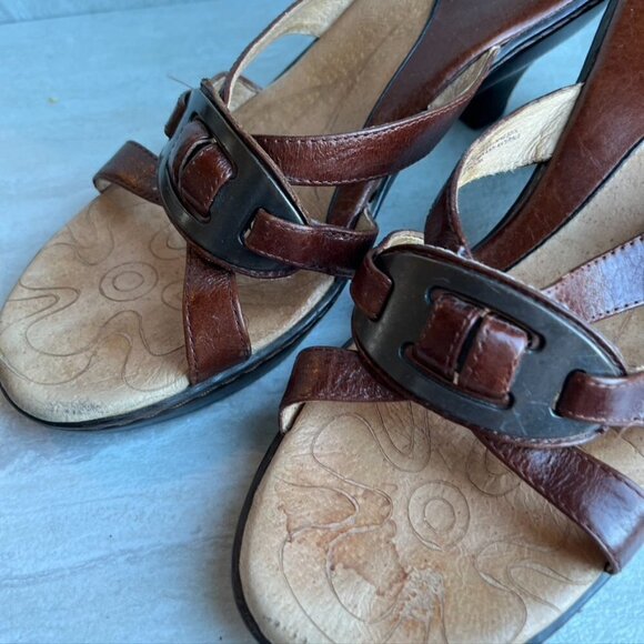 Sofft Brown Leather Kitten Heel Sandals Size 8.5 - Picture 2 of 10